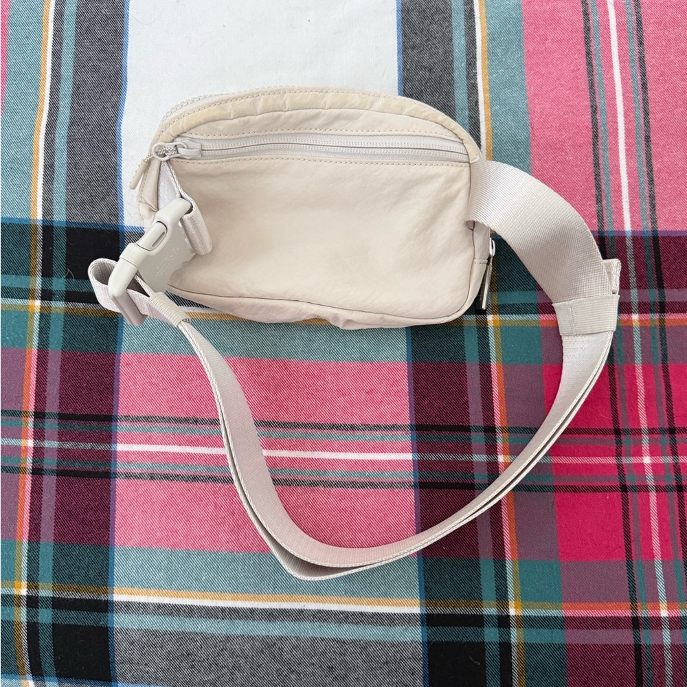 Lululemon Everywhere Belt Bag 1L - Picture 3 of 4